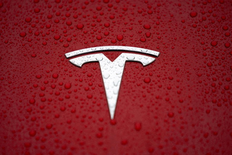 Tesla отзывает почти полмиллиона автомобилей из-за проблем с безопасностью Tesla отзывает почти полмиллиона автомобилей из-за проблем с безопасностью