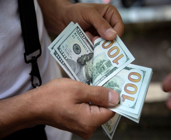 Доллар растет вместе с ожиданиями повышения ставки