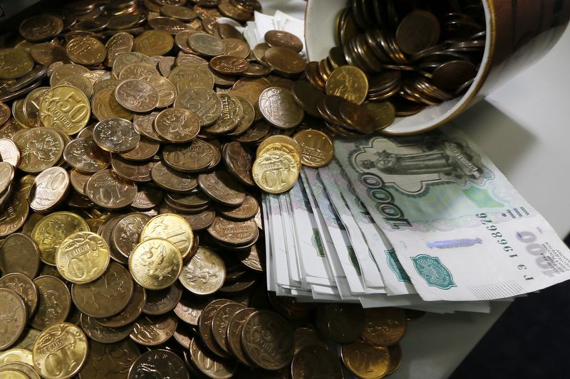 Минфин РФ будет размещать только новые ОФЗ для снижения риска продаж нерезидентами Минфин РФ будет размещать только новые ОФЗ для снижения риска продаж нерезидентами