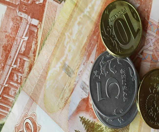 Рубль резко укрепился на геополитике: доллар упал к 110 Рубль резко укрепился на геополитике: доллар упал к 110