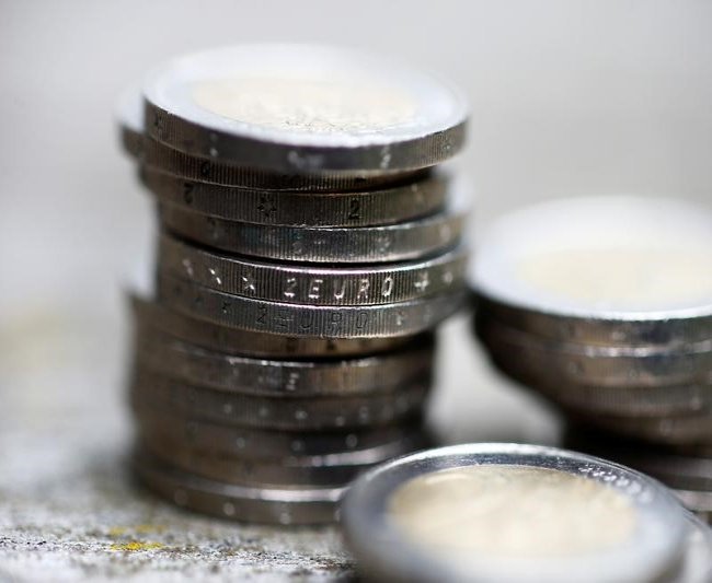 Доллар снижается в начале торгов на  Доллар снижается в начале торгов на