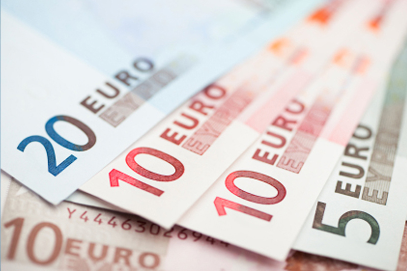 SWIFT: доля евро в международных расчетах упала до 35,4% - минимум с июня 2020 г.