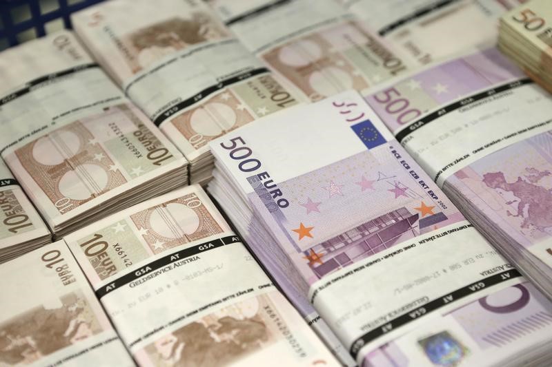 Cредний курс покупки/продажи наличного евро в банках Москвы на 13:00 мск составил 66,24/79,89 руб. Cредний курс покупки/продажи наличного евро в банках Москвы на 13:00 мск составил 66,24/79,89 руб.