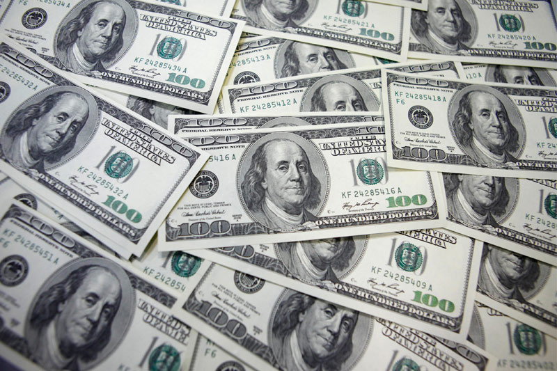 ЦБ РФ установил курс доллара США на сегодня в размере 56,6624 руб., евро - 59,1204 руб.