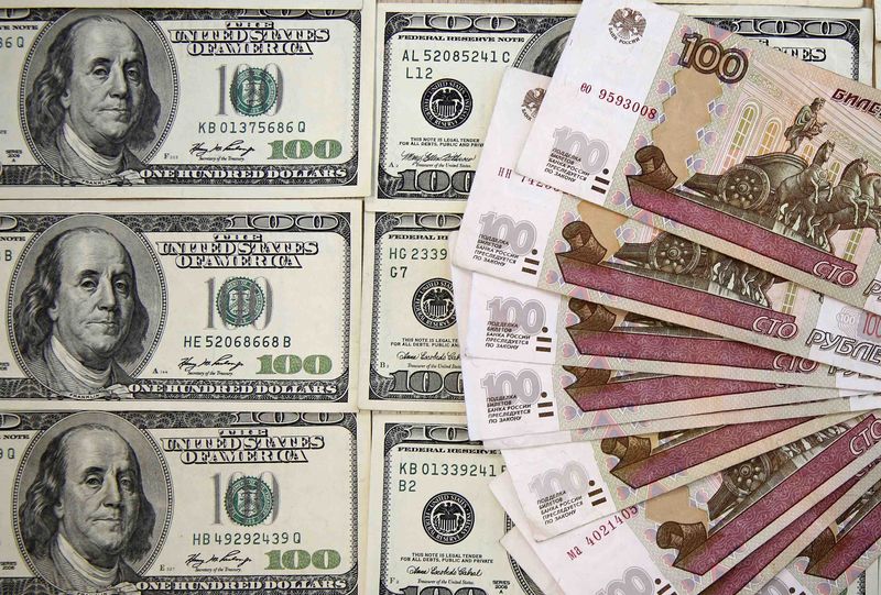 Кус доллара на Мосбирже опустился ниже 54 рублей