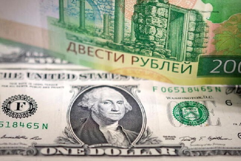 Доллар пробил отметку 53 рубля, цены на нефть в падении