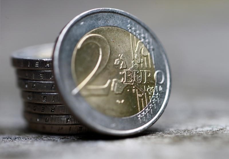 Доллар и евро растут в начале торгов на 