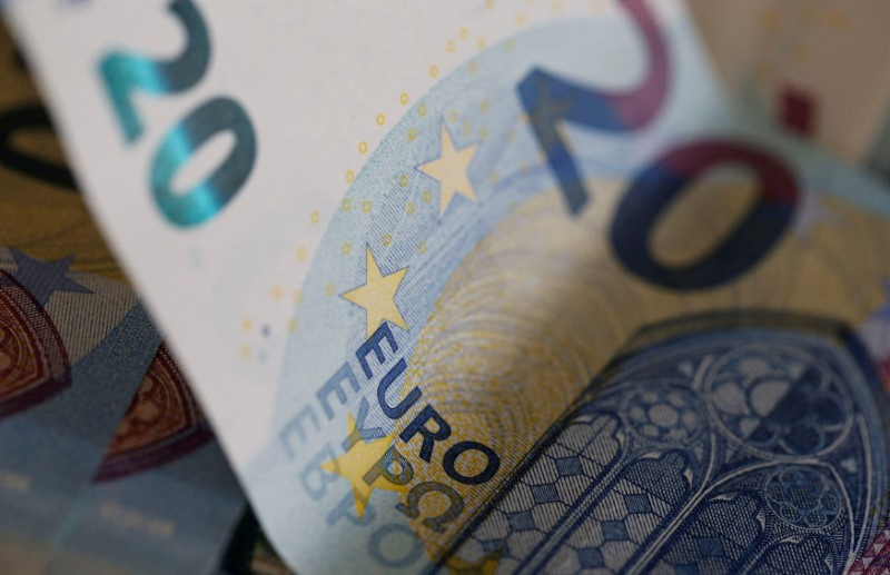 Курс евро опустился ниже 55 рублей первые с 2015 года