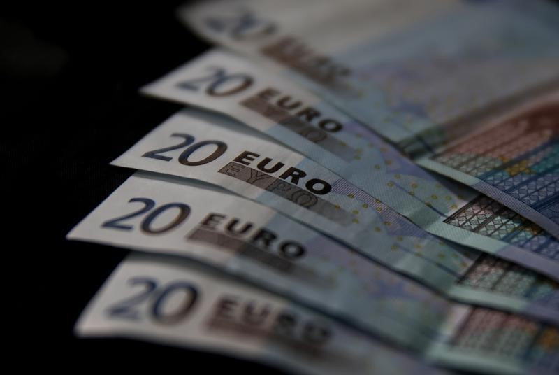 Доллар снижается к евро, растет к иене