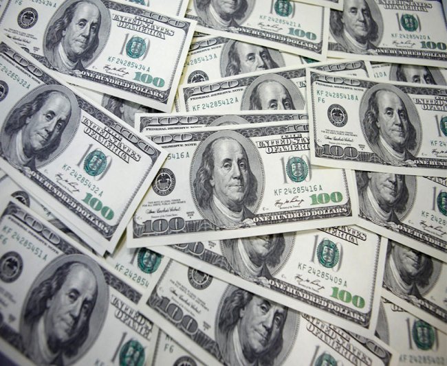 Средний курс покупки наличного доллара США в банках Москвы достиг максимального значения за месяц и составляет 63,6667 руб.
