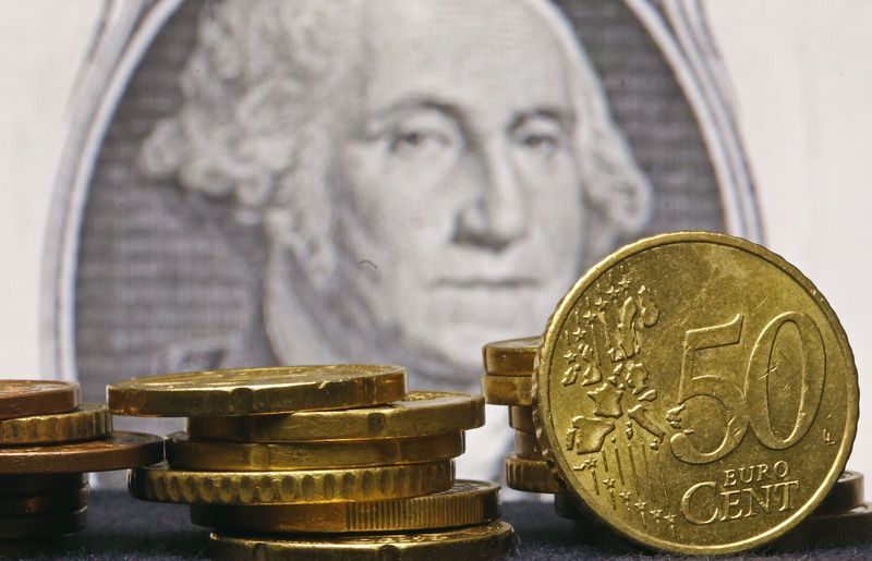 Пара евро-доллар опустилась ниже $1,01 впервые почти за 20 лет