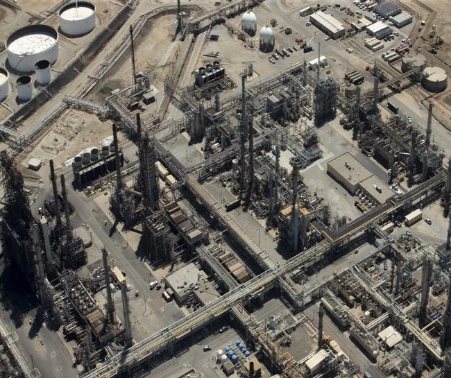 Цены на нефть снижаются после роста в пятницу Цены на нефть снижаются после роста в пятницу