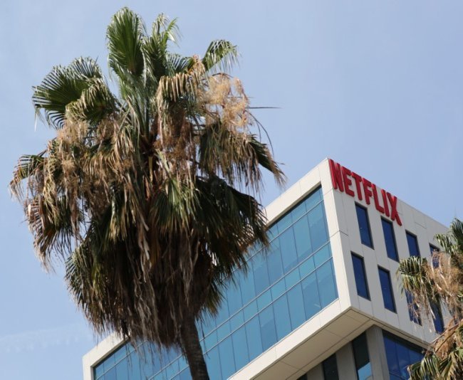 Netflix:   , a     Q2