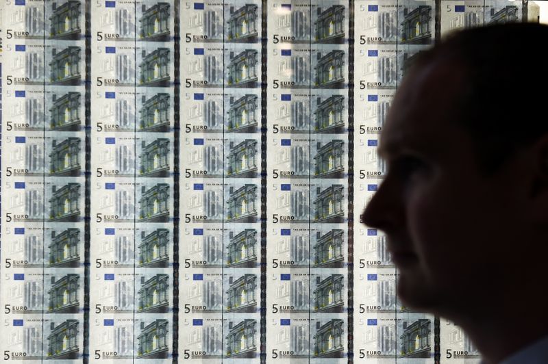 Доллар и евро растут на старте торгов на 
