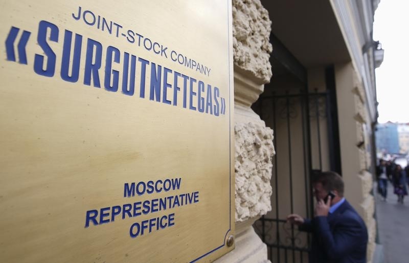 Акции «Сургутнефтегаза» обвалились на 12% после объявления дивидендов