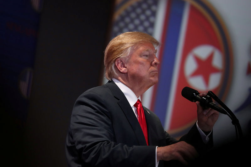 Трамп подал в суд на журналистку, которая обвинила его в изнасиловании Трамп подал в суд на журналистку, которая обвинила его в изнасиловании