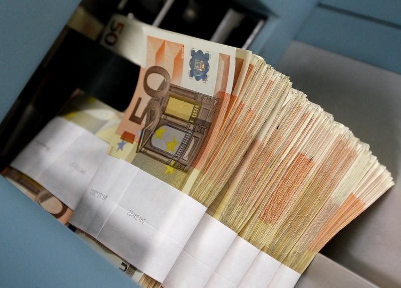Курс доллара превысил 92 рубля, евро - 100 рублей впервые с марта 2022 года