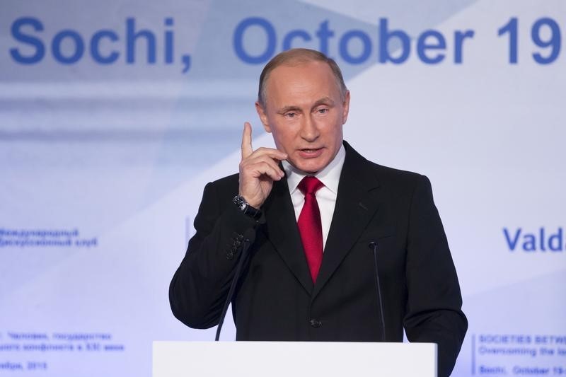 Путин разрешил судам направлять требования в электронной форме