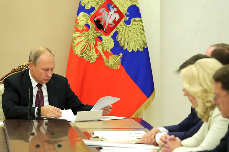 Путин обязал банки проверять все переводы на мошенничество