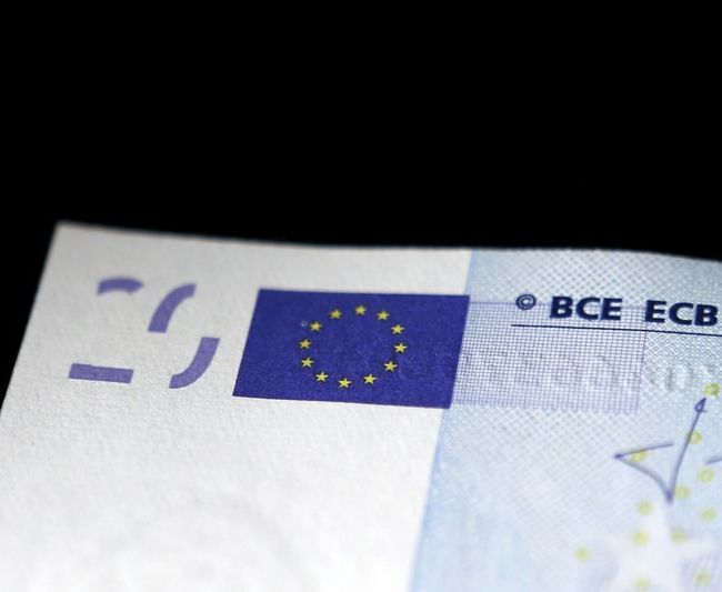 Российские банки перестали принимать доллары и евро через банкоматы Российские банки перестали принимать доллары и евро через банкоматы