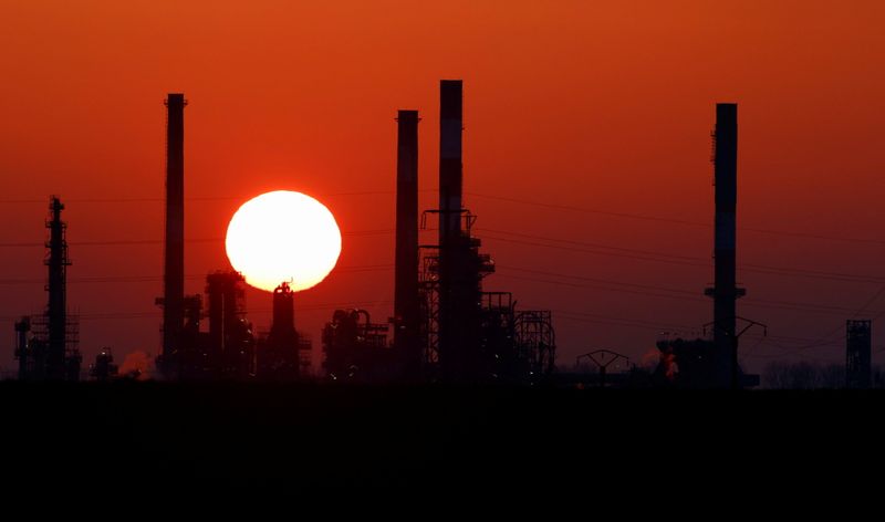 РФ оценивает текущий дефицит на мировом рынке нефти в 0,5 млн барр/сут -- JPM цитирует эксперта Минэнерго РФ РФ оценивает текущий дефицит на мировом рынке нефти в 0,5 млн барр/сут -- JPM цитирует эксперта Минэнерго РФ