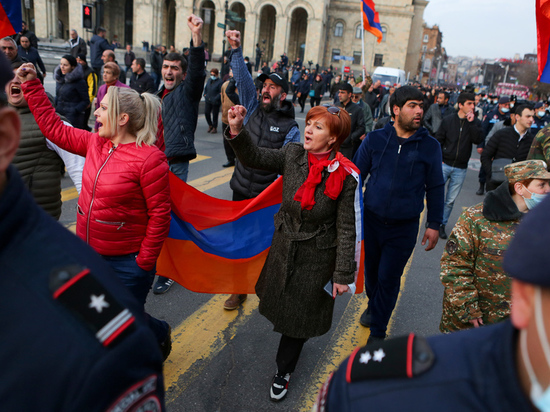 Пашиняну удалось расколоть оппозицию Армении Пашиняну удалось расколоть оппозицию Армении