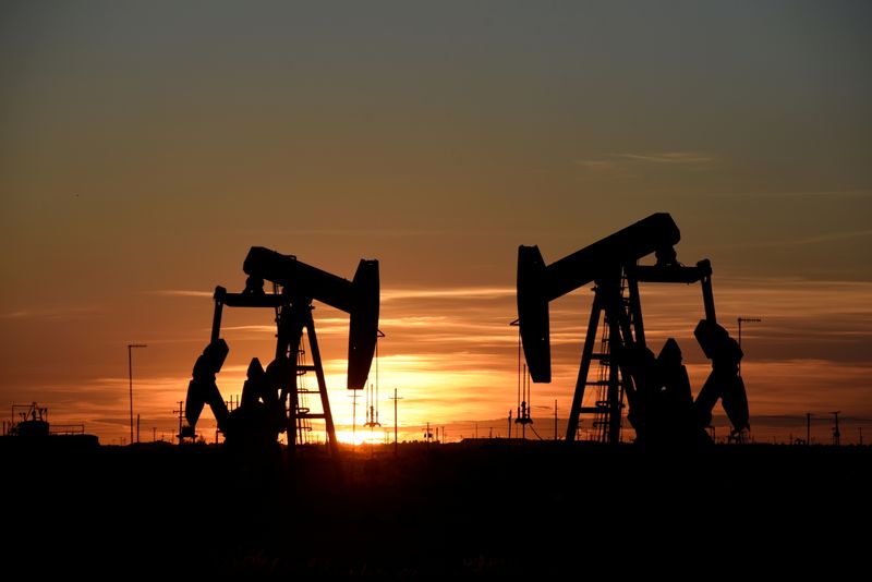 Цены на нефть продолжают расти благодаря