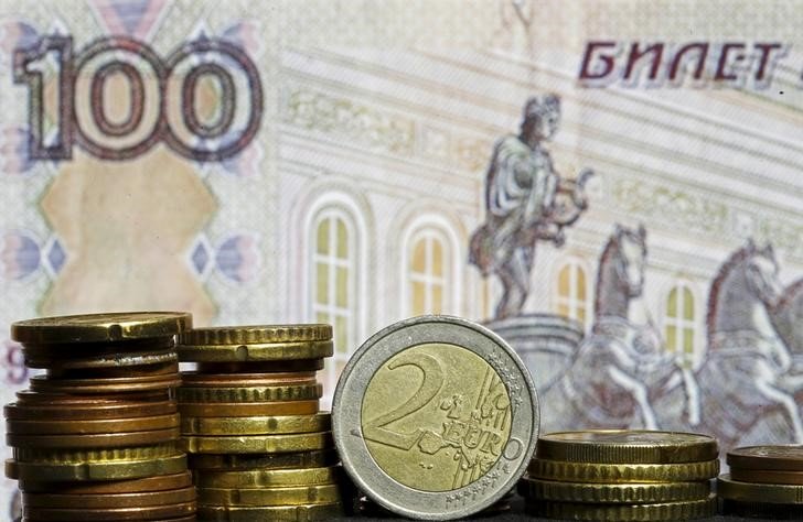 Аналитики: как поведет себя рубль этим летом? Аналитики: как поведет себя рубль этим летом?