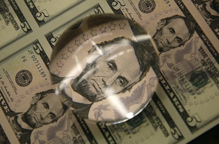 За первые пять минут торгов курс доллара США понизился до 74,1618 руб. За первые пять минут торгов курс доллара США понизился до 74,1618 руб.