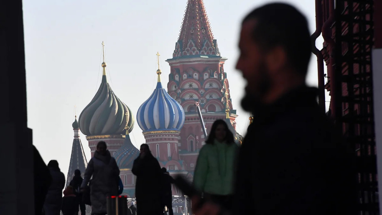 Москва закончилась. Фото девушка в белом на фоне храма Василия Блаженного спиной.