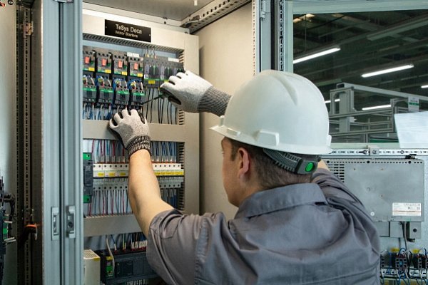  Schneider Electric        
