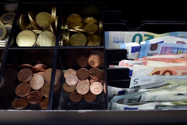 Cредний курс покупки/продажи наличного евро в банках Москвы на 13:00 мск составил 100,52/125,53 руб. Cредний курс покупки/продажи наличного евро в банках Москвы на 13:00 мск составил 100,52/125,53 руб.