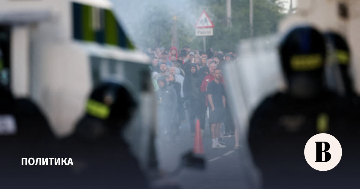 Полиция Северной Ирландии применила водометы на протестах против мигрантов
