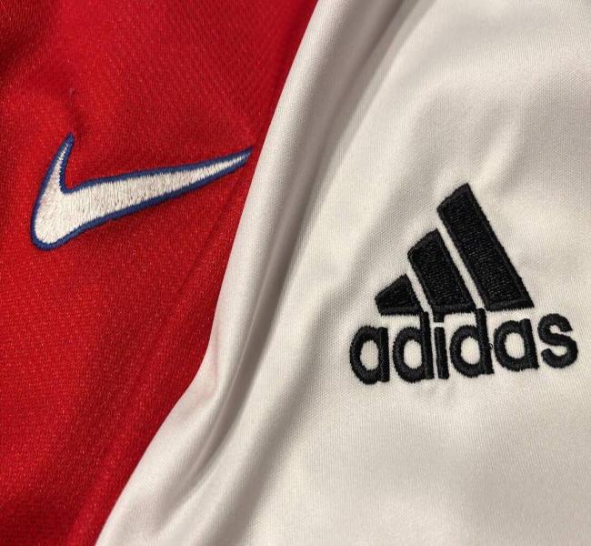 В ФРГ начался суд между Adidas и Nike из-за трех полосок в дизайне брюк В ФРГ начался суд между Adidas и Nike из-за трех полосок в дизайне брюк