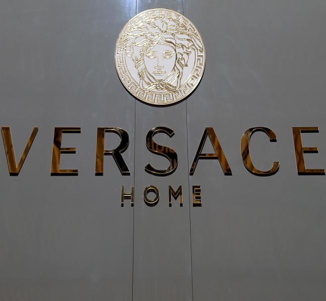 Il Sole 24 �������� � ��������� ������� Versace ������� Prada
