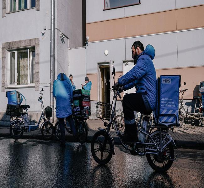 Минэк отреагировал на запрет мигрантам работать курьерами в Петербурге Минэк отреагировал на запрет мигрантам работать курьерами в Петербурге