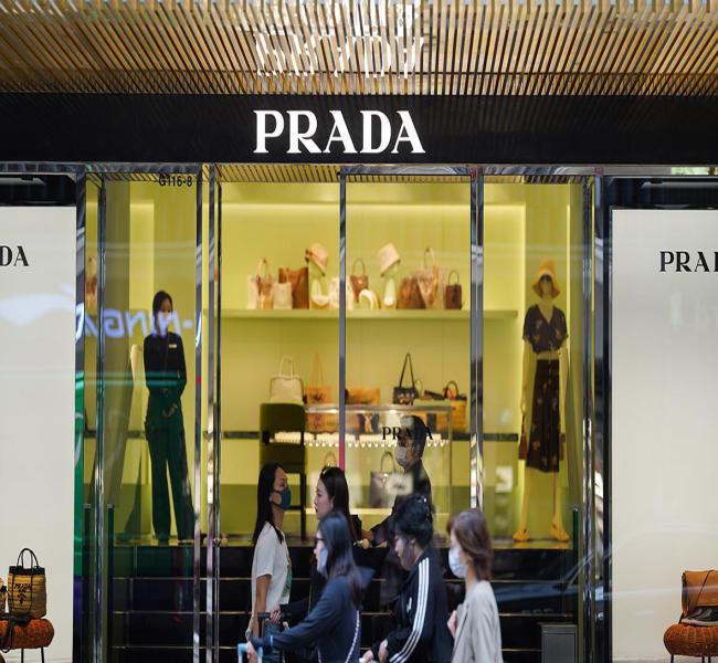 Prada завершила сделку по покупке Versace Prada завершила сделку по покупке Versace