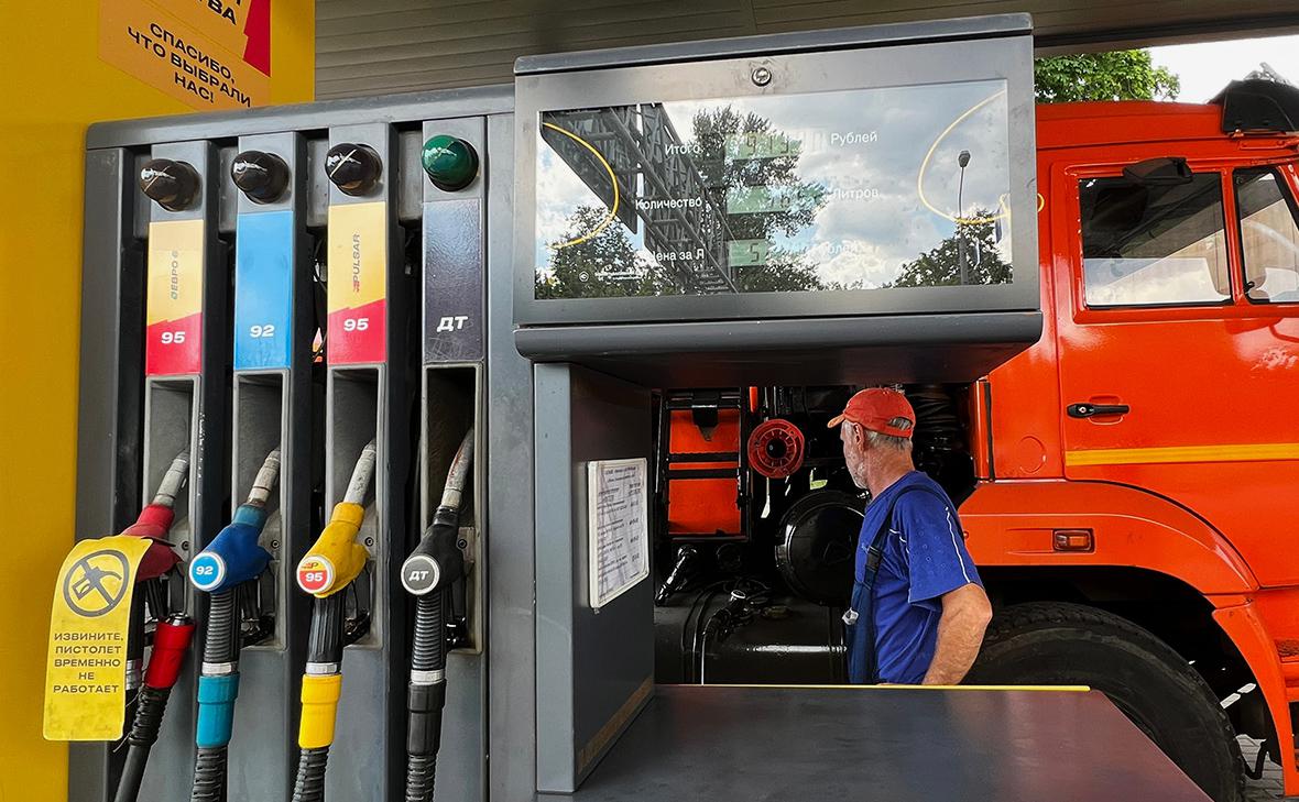 Сечин предложил расширить диапазон отклонения топливных цен по демпферу Сечин предложил расширить диапазон отклонения топливных цен по демпферу