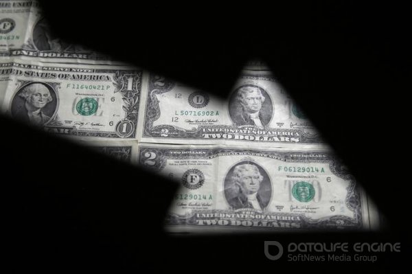 Средневзвешенный курс доллара США к российскому рублю со сроком расчетов "завтра" по состоянию на 11:30 мск 15 февраля составил 73,3094 руб.
