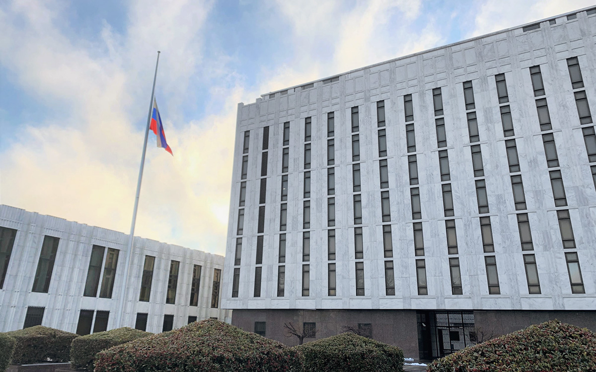 В посольстве России приспустили флаг в знак скорби по жертвам COVID в США В посольстве России приспустили флаг в знак скорби по жертвам COVID в США