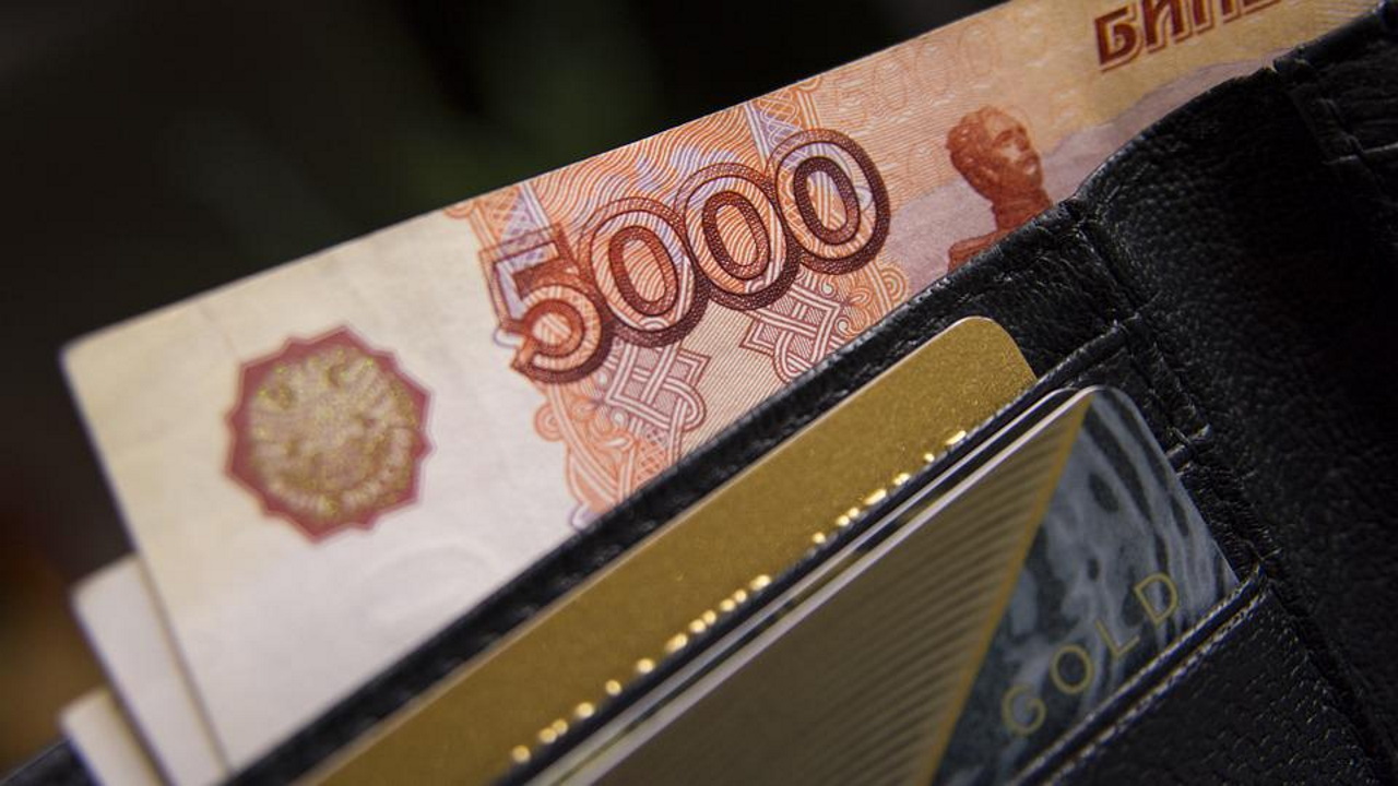 Почему замер курс рубля? Объяснения экономиста