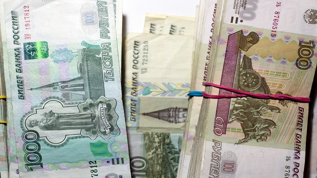 Рубль сравнивается с долларом в экспортных расчетах РФ Рубль сравнивается с долларом в экспортных расчетах РФ