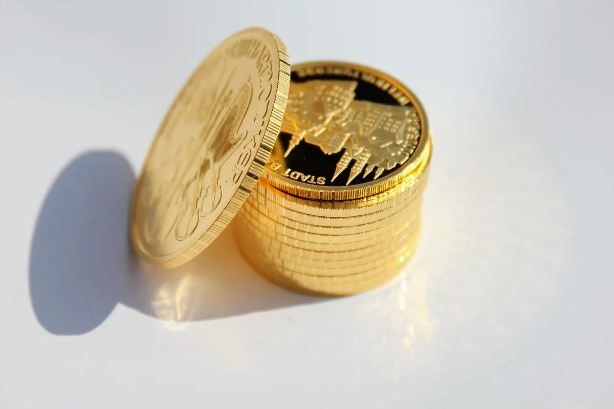 Золотые монеты. Монета Золотая. Монеты из золота. Красивая Золотая монета. Золото и золотые монеты.